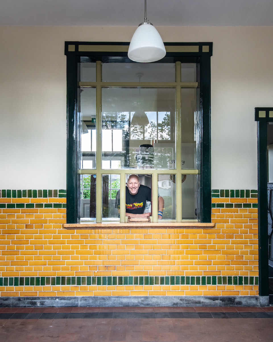 Gert Tetteroo bij het loket van het Spoorhuis Vinkeveen